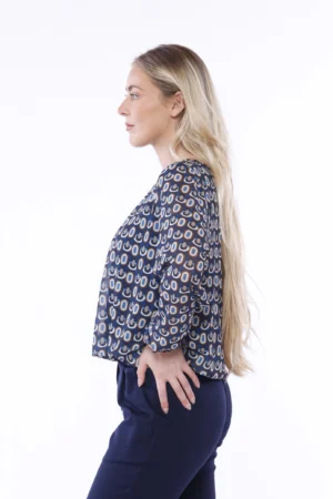 BLUSA a stampa fantasia con scollo a giro, orli a sbuffo e graziose pence sul davanti