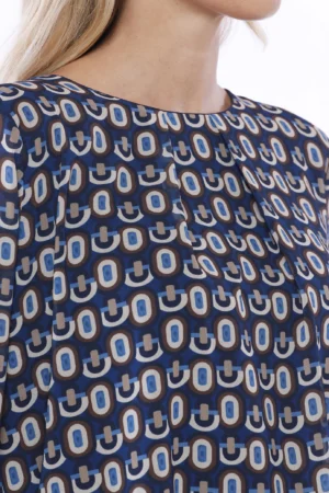 BLUSA a stampa fantasia con scollo a giro, orli a sbuffo e graziose pence sul davanti