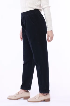 PANTALONE a costine con risvolti alle caviglie e pence sul davanti con comoda chiusura a elastico e tasche laterali