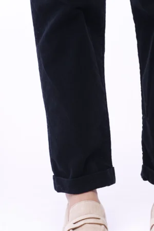 PANTALONE a costine con risvolti alle caviglie e pence sul davanti con comoda chiusura a elastico e tasche laterali