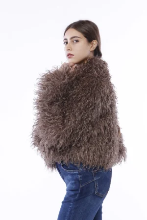 CAPPOTTO corto in pelliccia riccia con collo reverse e chiusura a occhiello