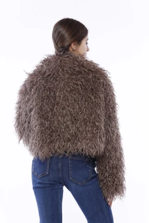 CAPPOTTO corto in pelliccia riccia con collo reverse e chiusura a occhiello