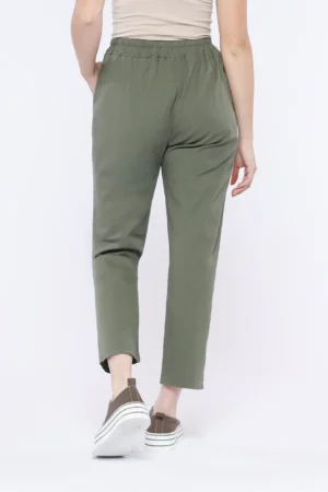 PANTALONE comodo con elegante gabardina interna al girovita laccetto di chusura e risvolti alle caviglie