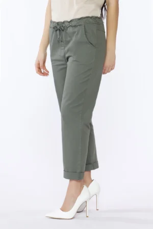 PANTALONE comodo con elegante gabardina interna al girovita laccetto di chusura e risvolti alle caviglie