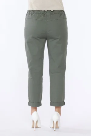PANTALONE comodo con elegante gabardina interna al girovita laccetto di chusura e risvolti alle caviglie
