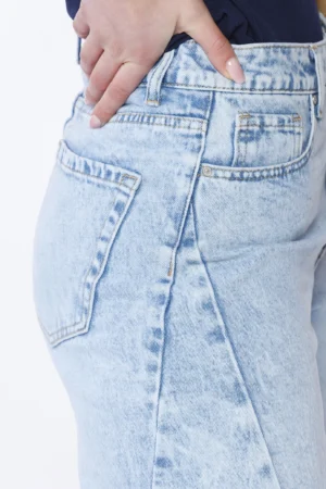 PANTALONE barrel in denim con tasche e bottone di chiusura