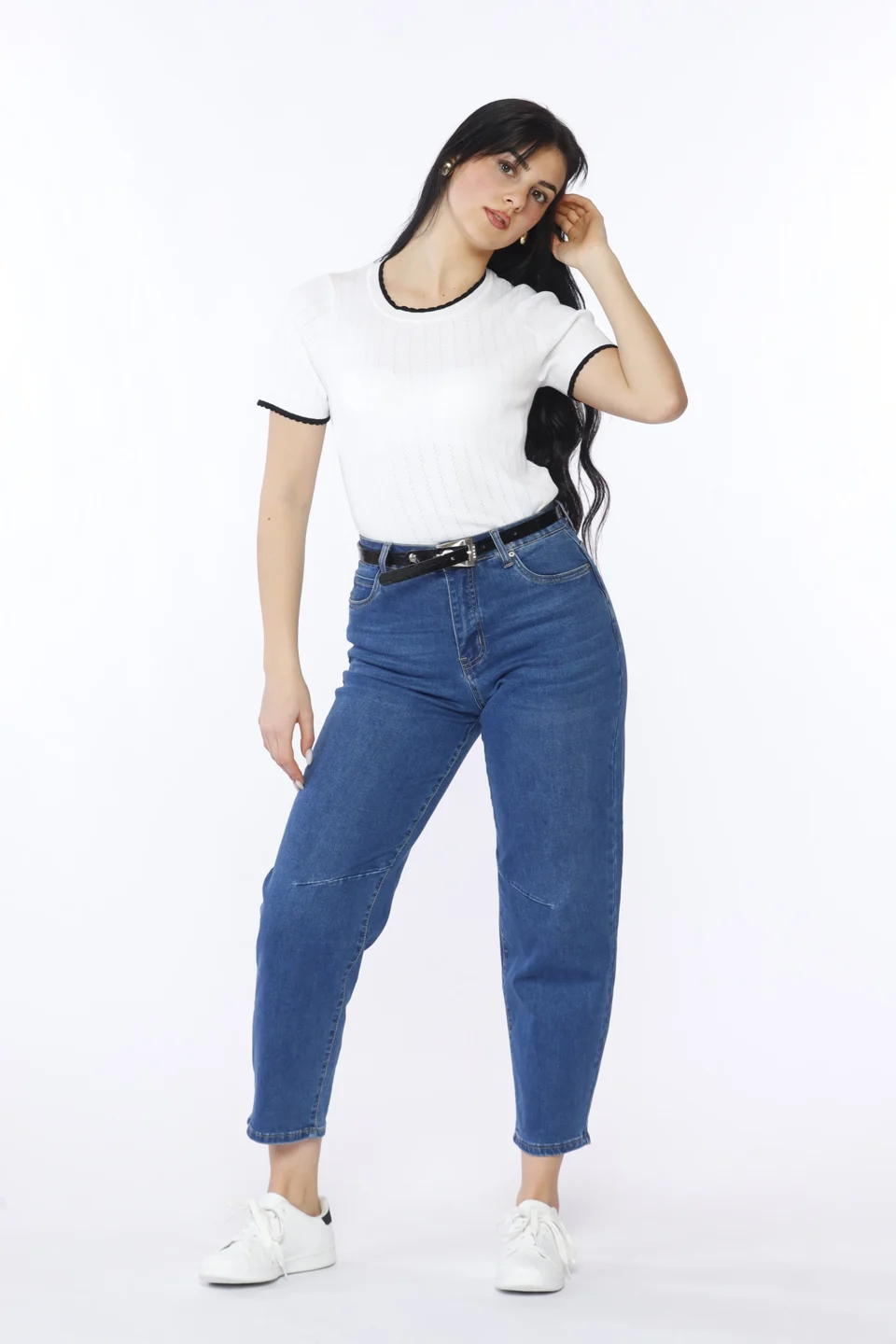 MAGLIA a maniche corte smerigliate con graziosi ricami verticali e orli bicolore ONEWORLD HYBRID