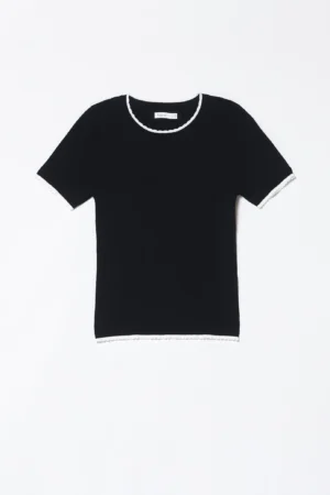 MAGLIA a maniche corte smerigliate con graziosi ricami verticali e orli bicolore
