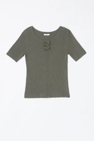MAGLIA versatile a costine con manica corta e graziosi fiocchetti su scollo a giro