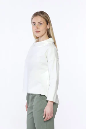 BLUSA con manica a tre quarti collo a barchetta risvoltato e fondo con taglio irregolare