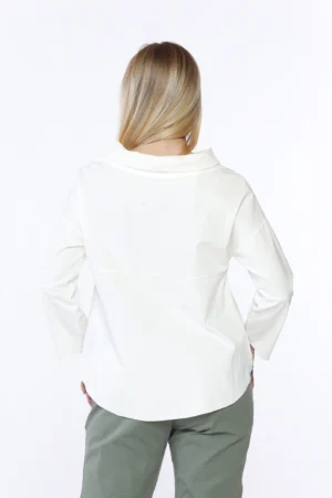 BLUSA con manica a tre quarti collo a barchetta risvoltato e fondo con taglio irregolare