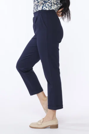 PANTALONE pull-on con graziose pence sul davanti e risvolti alle caviglie