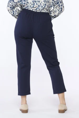 PANTALONE pull-on con graziose pence sul davanti e risvolti alle caviglie