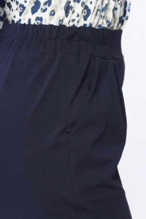 PANTALONE pull-on con graziose pence sul davanti e risvolti alle caviglie