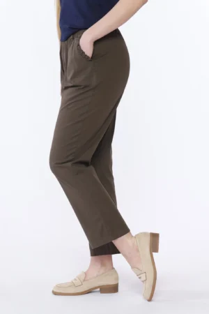 PANTALONE pull-on con graziose taschine arricciate e passanti alla cintura