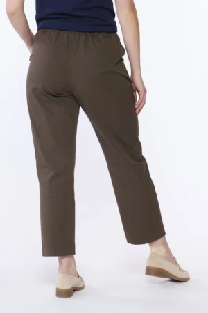 PANTALONE pull-on con graziose taschine arricciate e passanti alla cintura