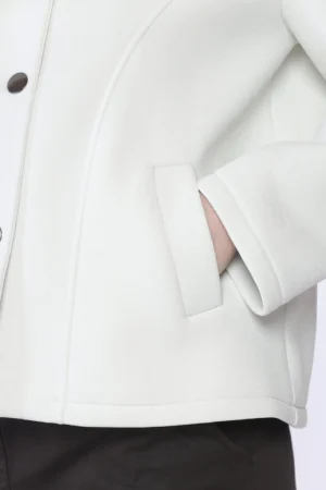 CAPPOTTO softshell corto sagomato con cappuccio e tasche verticali