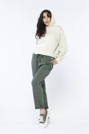 PANTALONE comodo con laccetto di chiusura e tasche con cerniere metalliche ai lati
