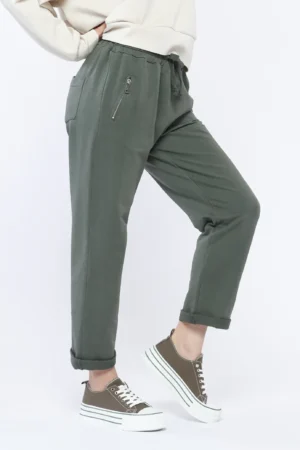 PANTALONE comodo con laccetto di chiusura e tasche con cerniere metalliche ai lati