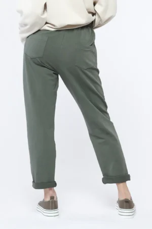 PANTALONE comodo con laccetto di chiusura e tasche con cerniere metalliche ai lati