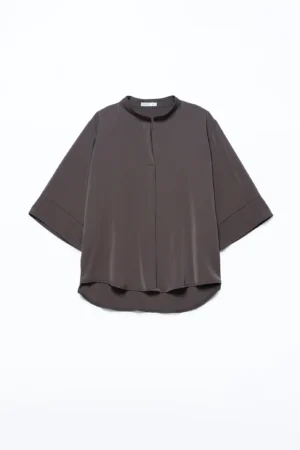 BLUSA a fantasia di foliage con scollo a giro e orli  a sbuffo