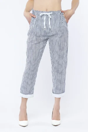 PANTALONE a righe con laccetto di chiusura e comode tasche laterali