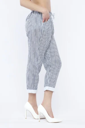 PANTALONE a righe con laccetto di chiusura e comode tasche laterali
