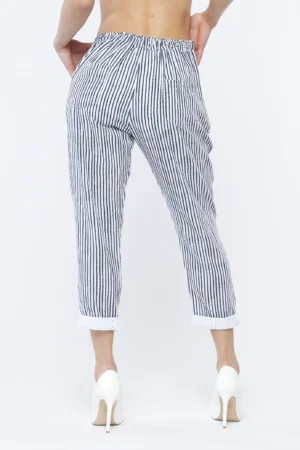 PANTALONE a righe con laccetto di chiusura e comode tasche laterali