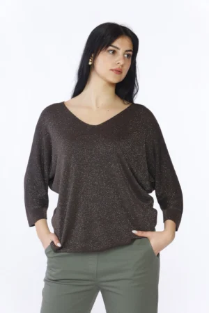 MAGLIA laminata con ampio scollo a V e manica a tre quarti