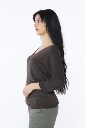 MAGLIA laminata con ampio scollo a V e manica a tre quarti