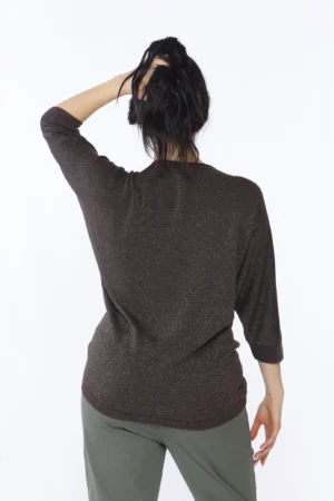 MAGLIA laminata con ampio scollo a V e manica a tre quarti