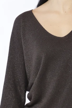 MAGLIA laminata con ampio scollo a V e manica a tre quarti
