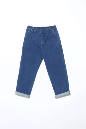 PANTALONE in denim con bottoni di chiusura passanti alla cintura e comode tasche laterali