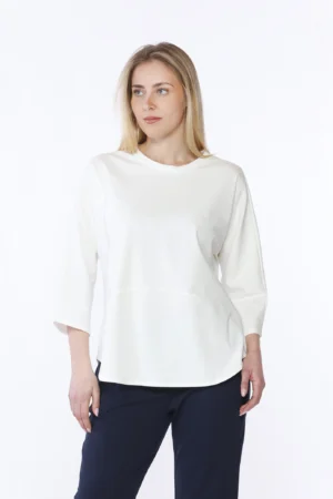 MAGLIA ampia e casual con manica a tre quarti, orlo alto in vita e fondo arrotondato