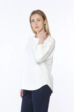 MAGLIA ampia e casual con manica a tre quarti, orlo alto in vita e fondo arrotondato