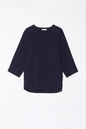 MAGLIA ampia e casual con manica a tre quarti, orlo alto in vita e fondo arrotondato