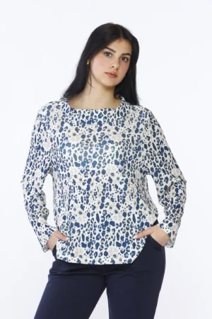 BLUSA ampia a stampa fantasia con scollo a barca rifinito da occhiello alla nuca