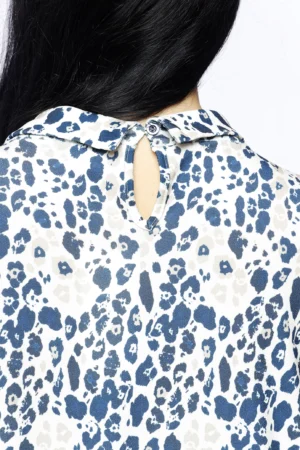 BLUSA ampia a stampa fantasia con scollo a barca rifinito da occhiello alla nuca
