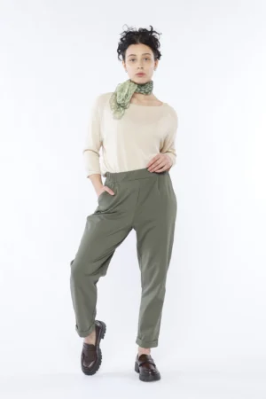 MAGLIA versatile con scollo a barca e orli a costine