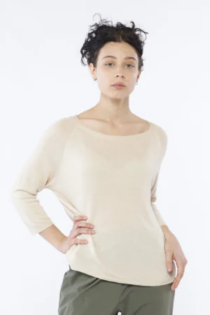 MAGLIA versatile con scollo a barca e orli a costine