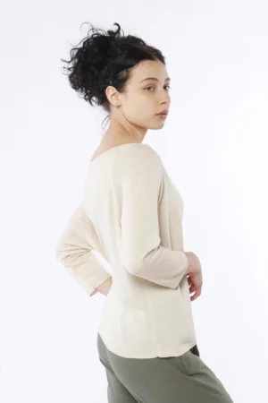 MAGLIA versatile con scollo a barca e orli a costine