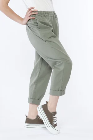 PANTALONE barrel leg con elastico di chiusura in vita e passanti alla cintura