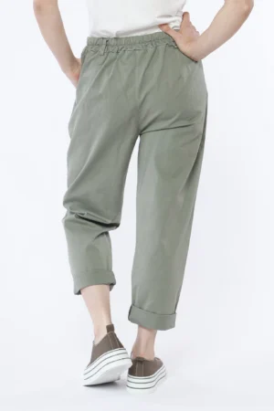 PANTALONE barrel leg con elastico di chiusura in vita e passanti alla cintura