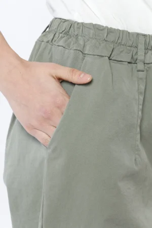 PANTALONE barrel leg con elastico di chiusura in vita e passanti alla cintura