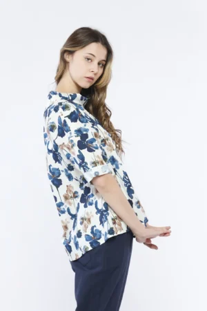 BLUSA ampia a stampa fiori con  manica a tre quarti e scollo a barca risvoltato