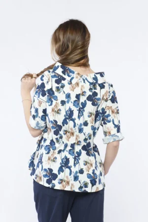 BLUSA ampia a stampa fiori con  manica a tre quarti e scollo a barca risvoltato