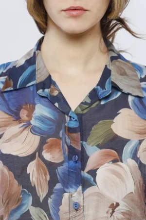 CAMICIA a fantasia di fiori con fondo ampio e colletto alla francese