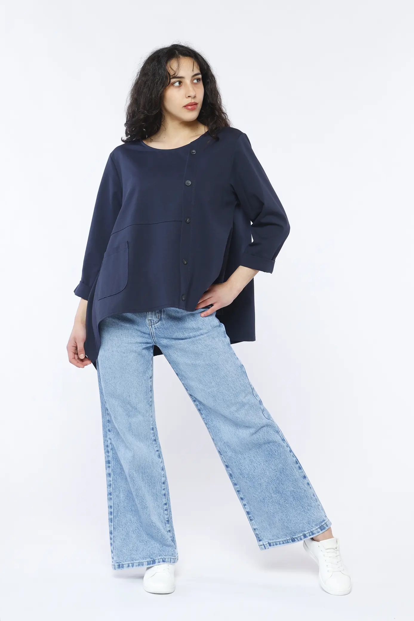 BLUSA ampia scollata a barca con cuciture asimmetriche taschino e bottoncini decorativi di tendenza ONEWORLD HYBRID