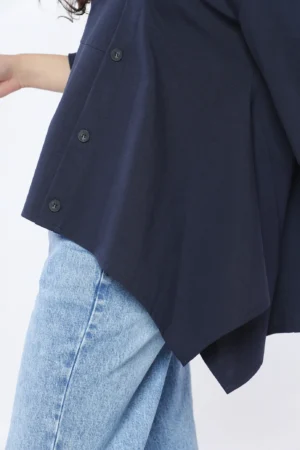 BLUSA ampia scollata a barca con cuciture asimmetriche taschino e bottoncini decorativi di tendenza