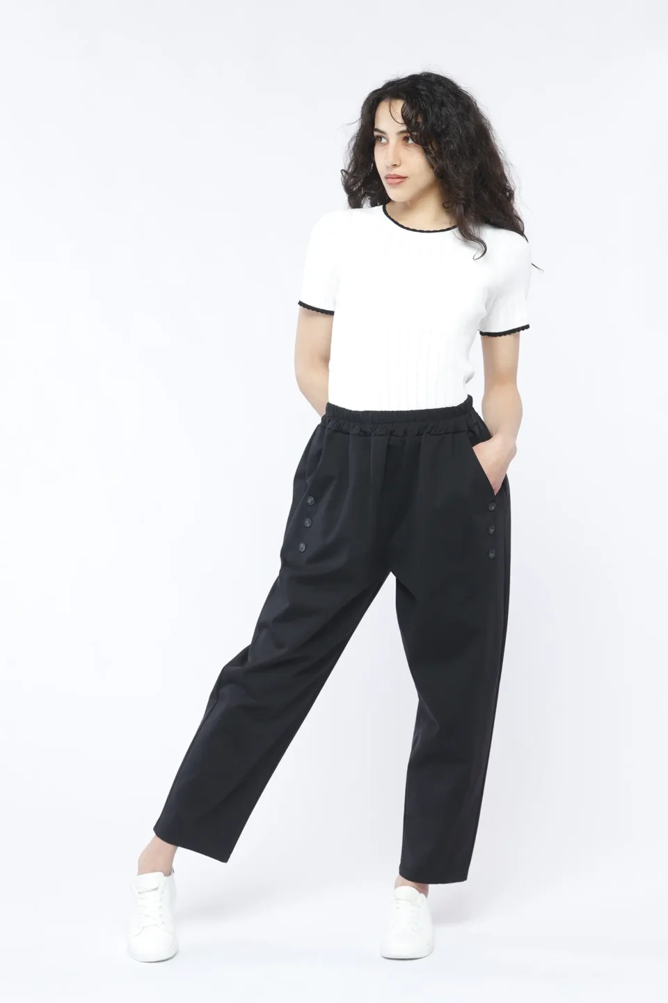 PANTALONE comodo pull-on con tasche diagonali e graziosi bottoncini decorativi ONEWORLD HYBRID